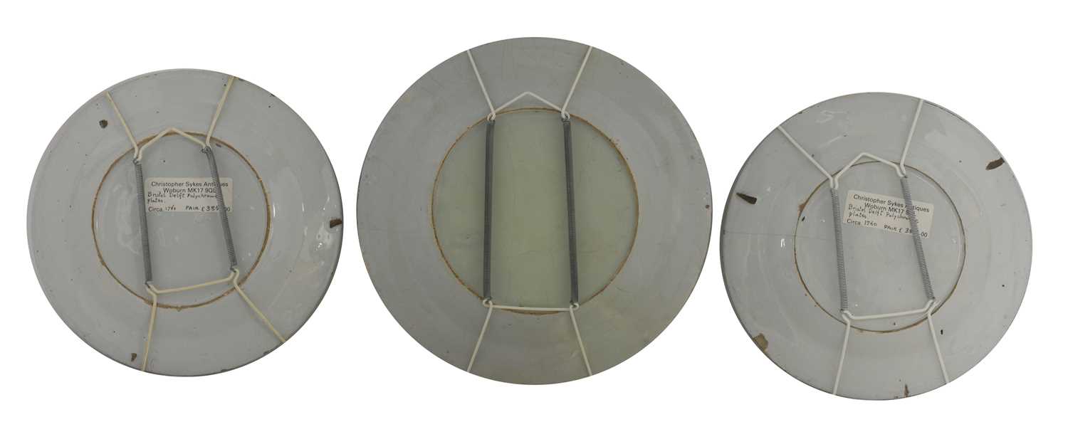 A pair of Bristol delft plates. - Bild 2 aus 2