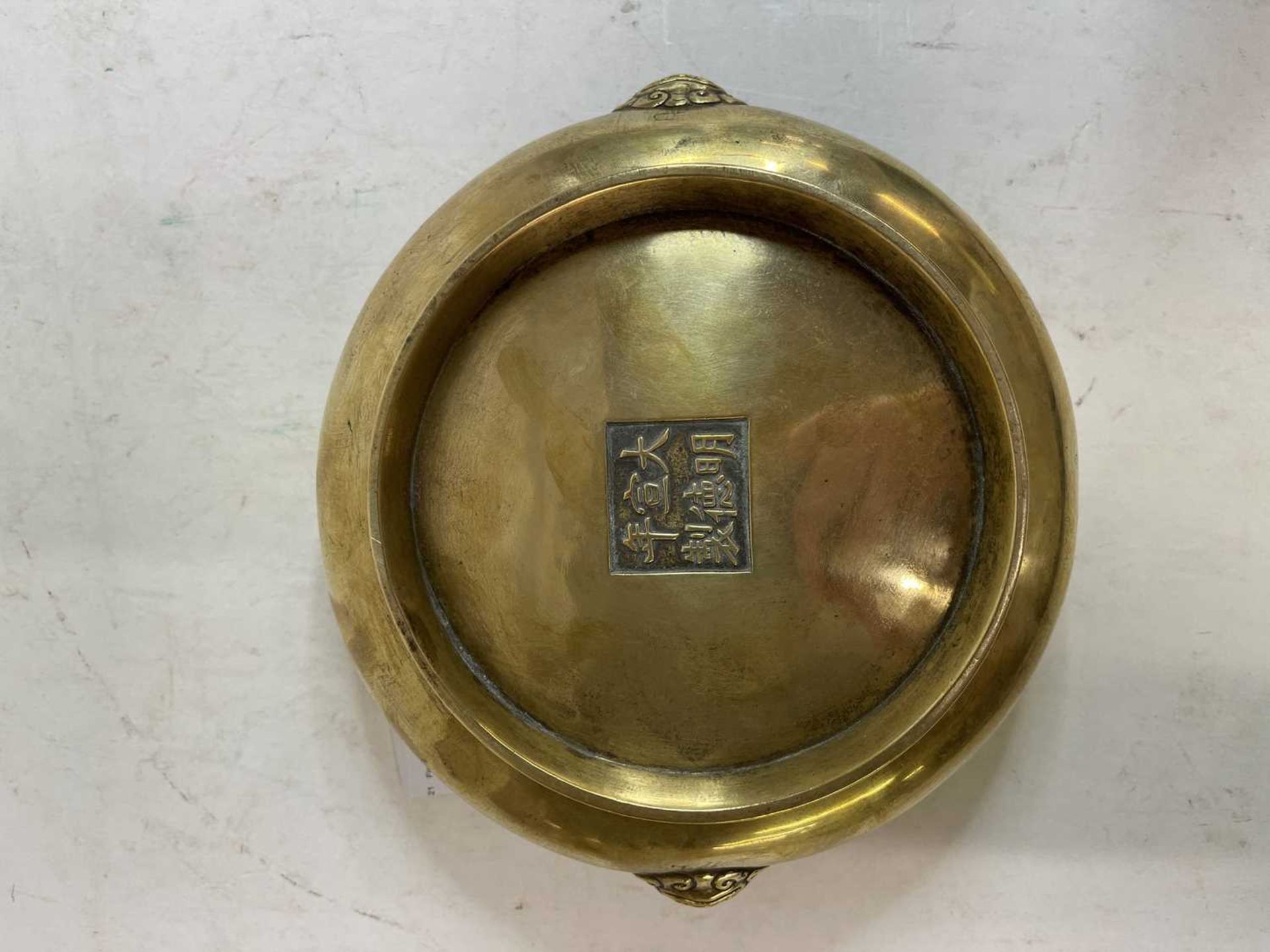 A Chinese bronze incense burner, - Bild 14 aus 24