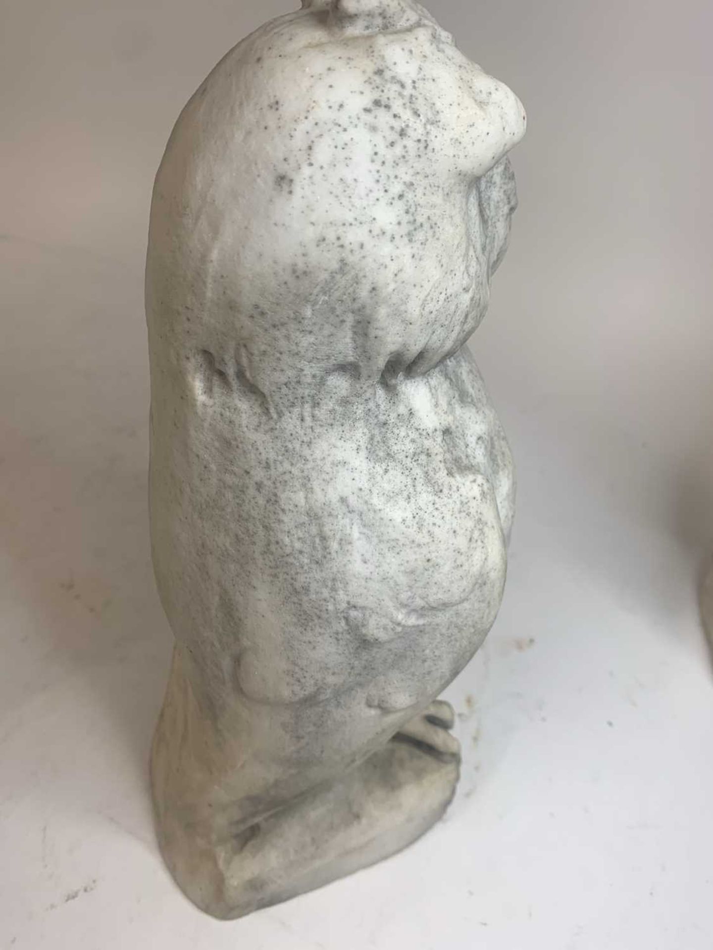 A pair of carved marble owls - Image 8 of 35