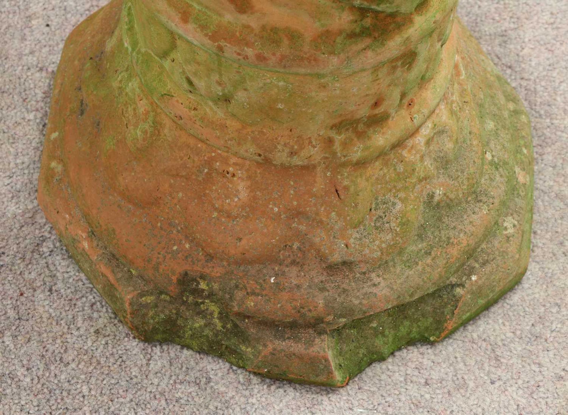 A pair of terracotta garden urns, - Bild 2 aus 2