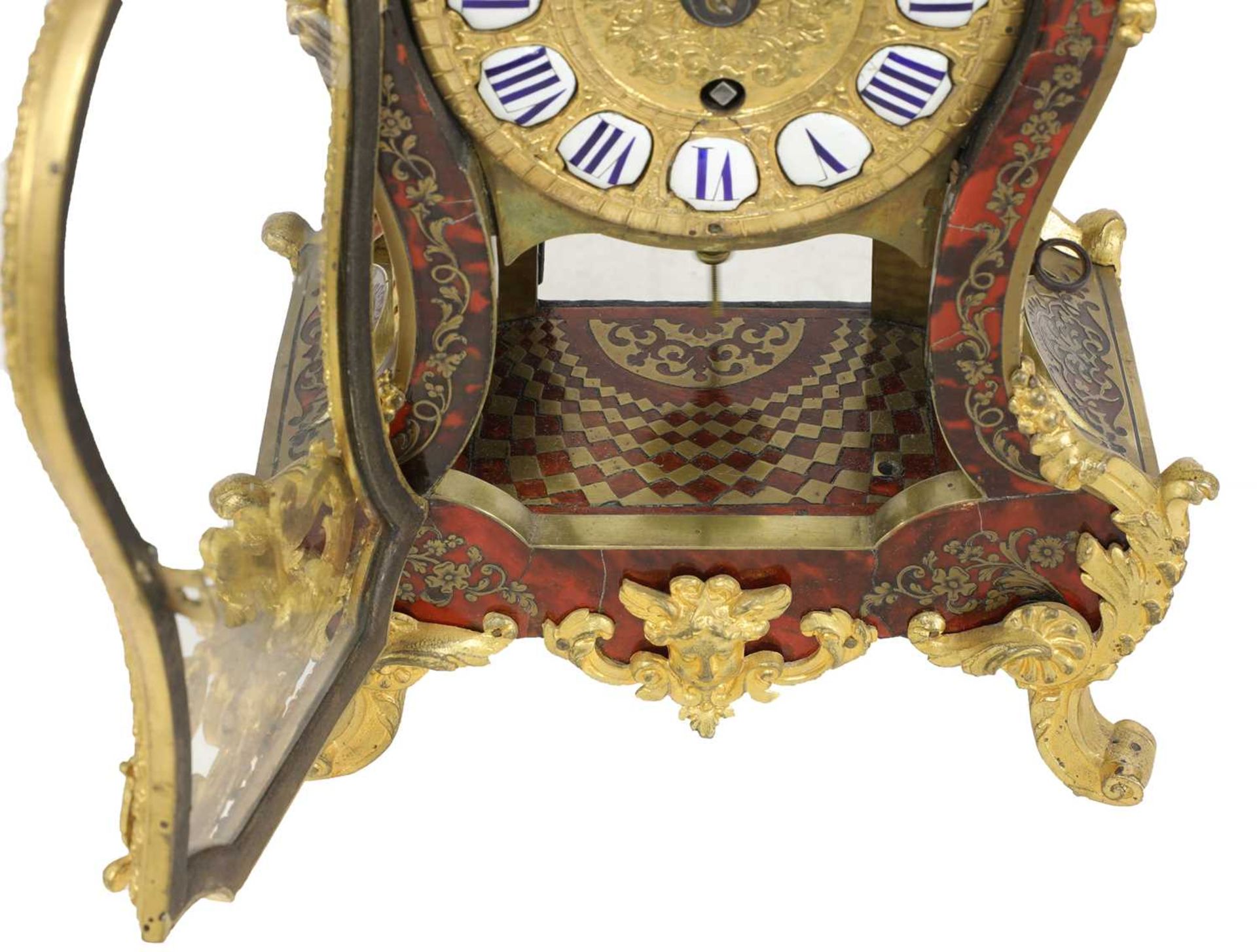 A French Louis XV tortoiseshell, brass and ormolu-mounted bracket clock, - Bild 6 aus 7