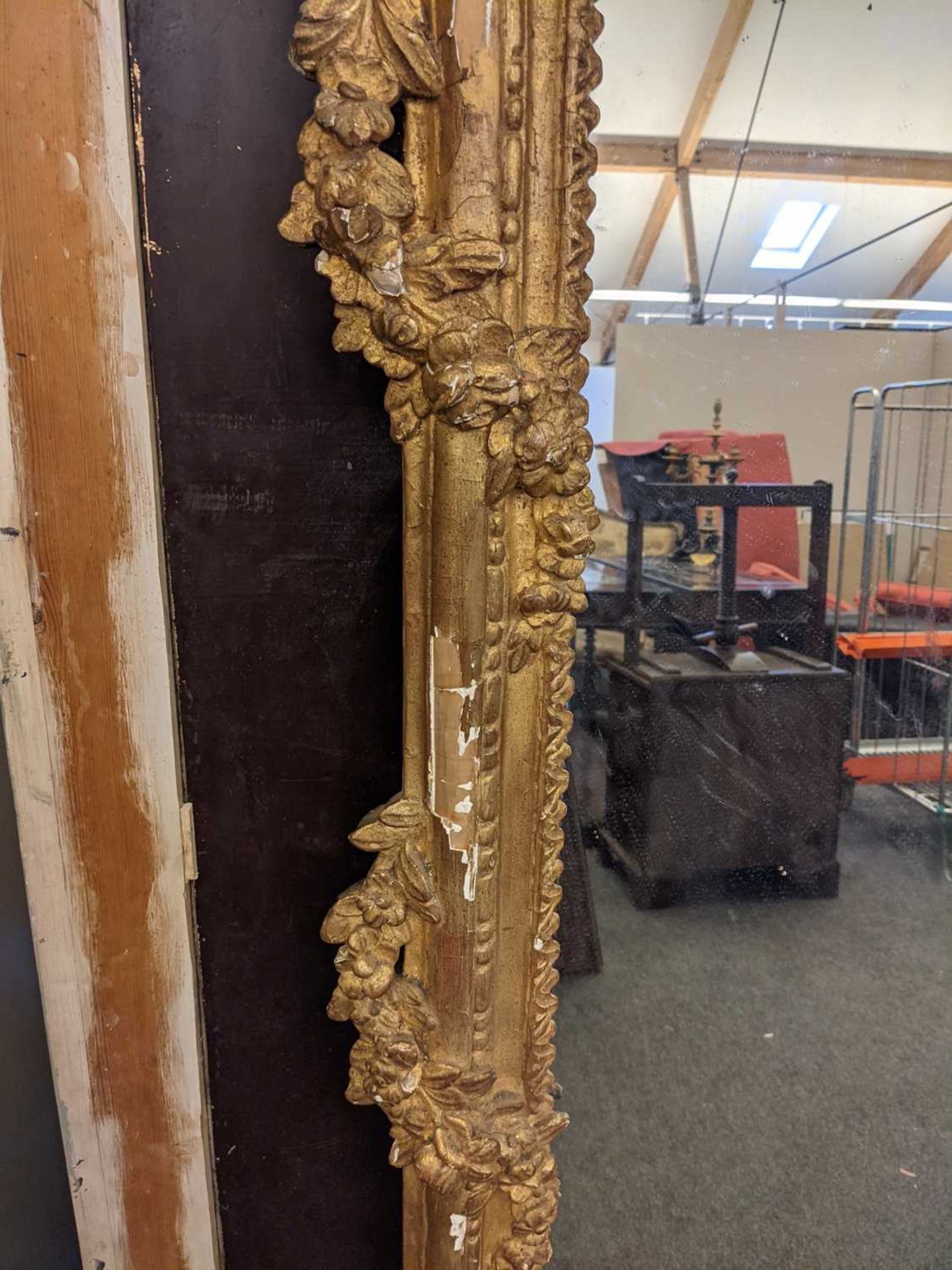 A large carved giltwood wall mirror - Image 6 of 22