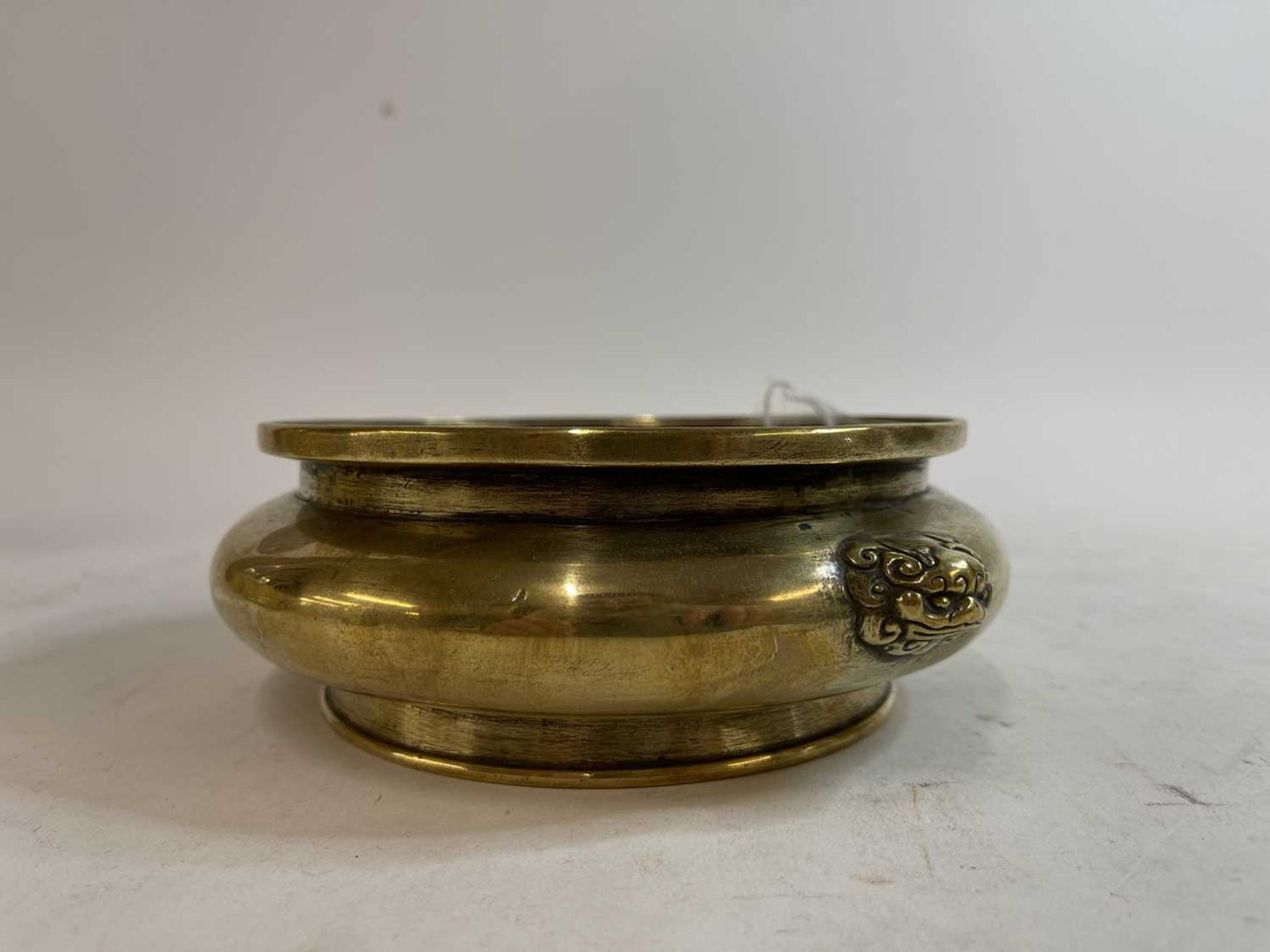 A Chinese bronze incense burner, - Bild 9 aus 24