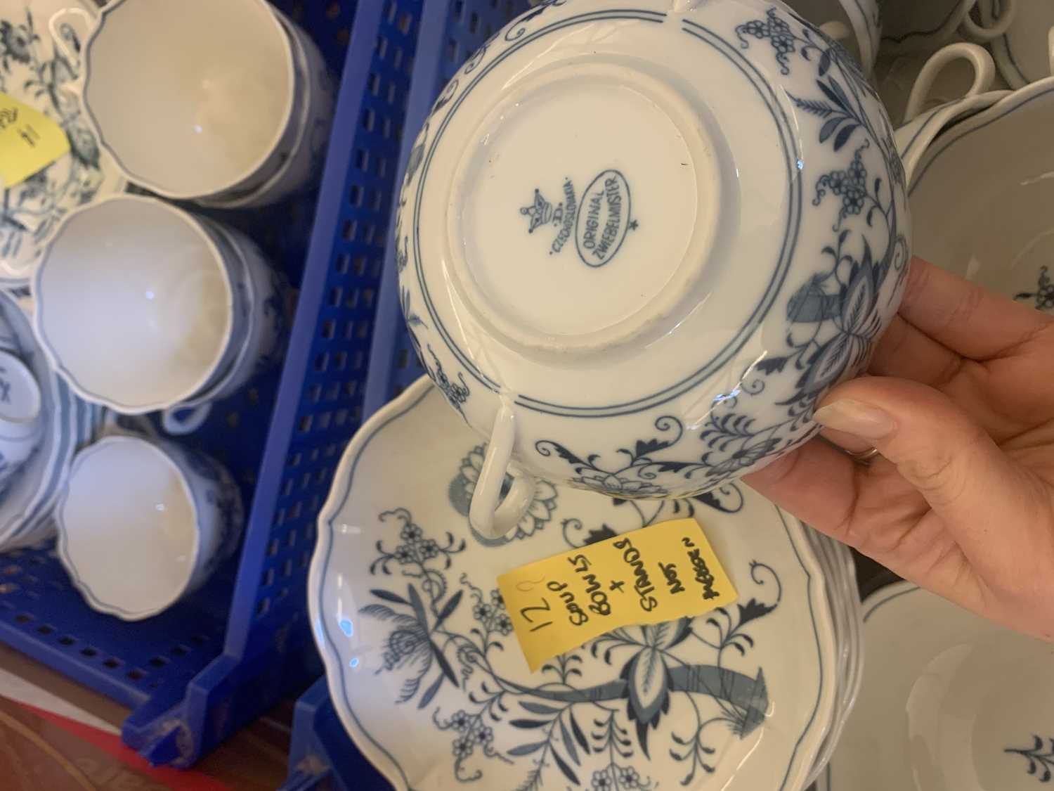 An extensive Meissen Onion pattern blue and white dinner and tea service, - Bild 17 aus 21