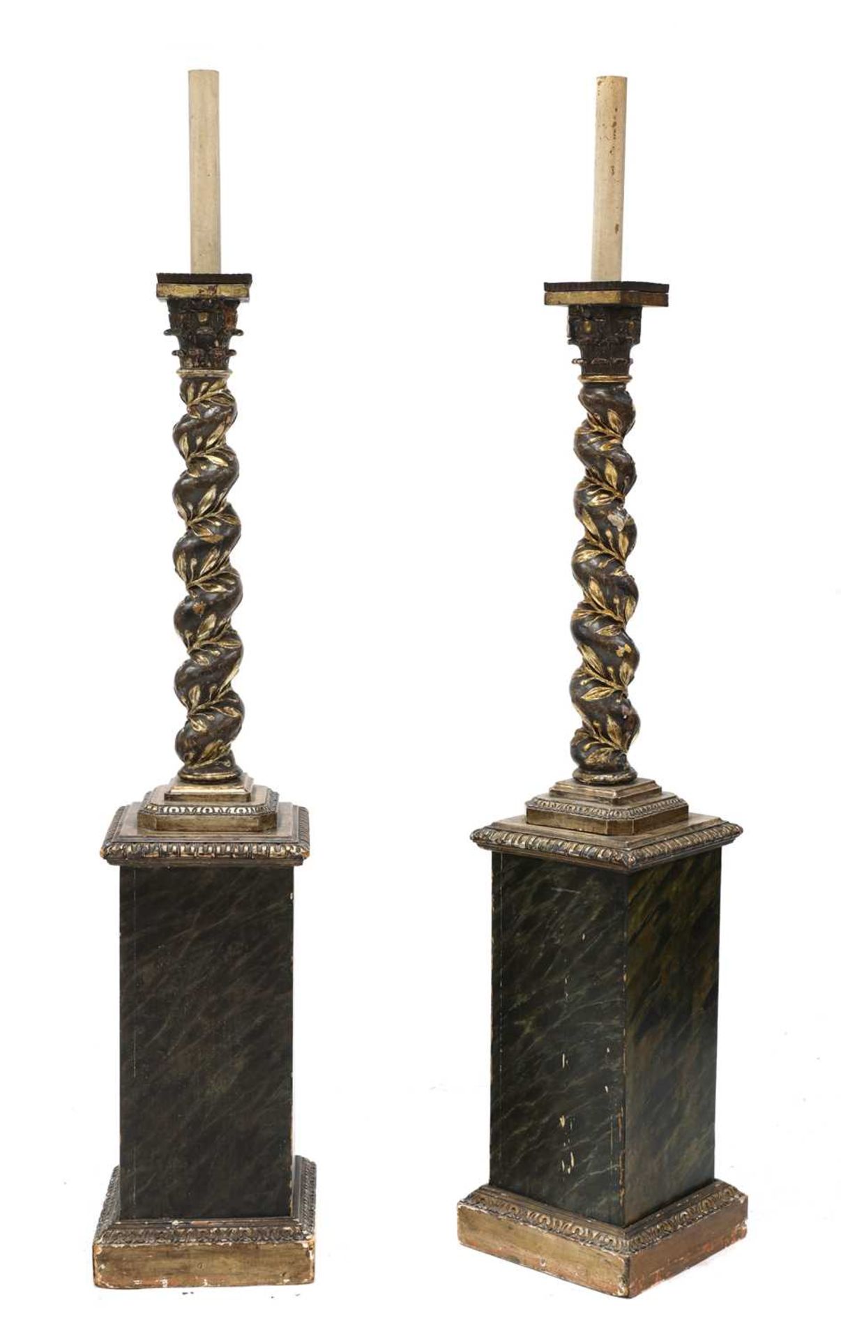 A pair of carved wooden lamp standards - Bild 2 aus 2