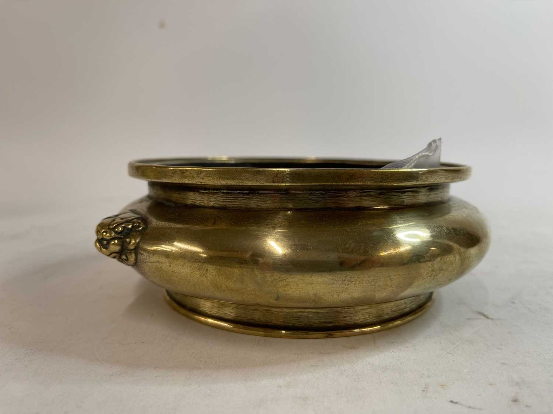 A Chinese bronze incense burner, - Bild 13 aus 24