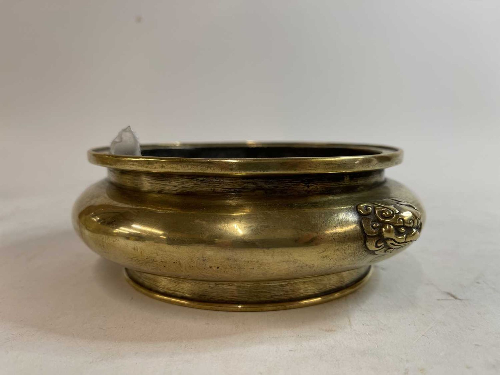 A Chinese bronze incense burner, - Bild 11 aus 24