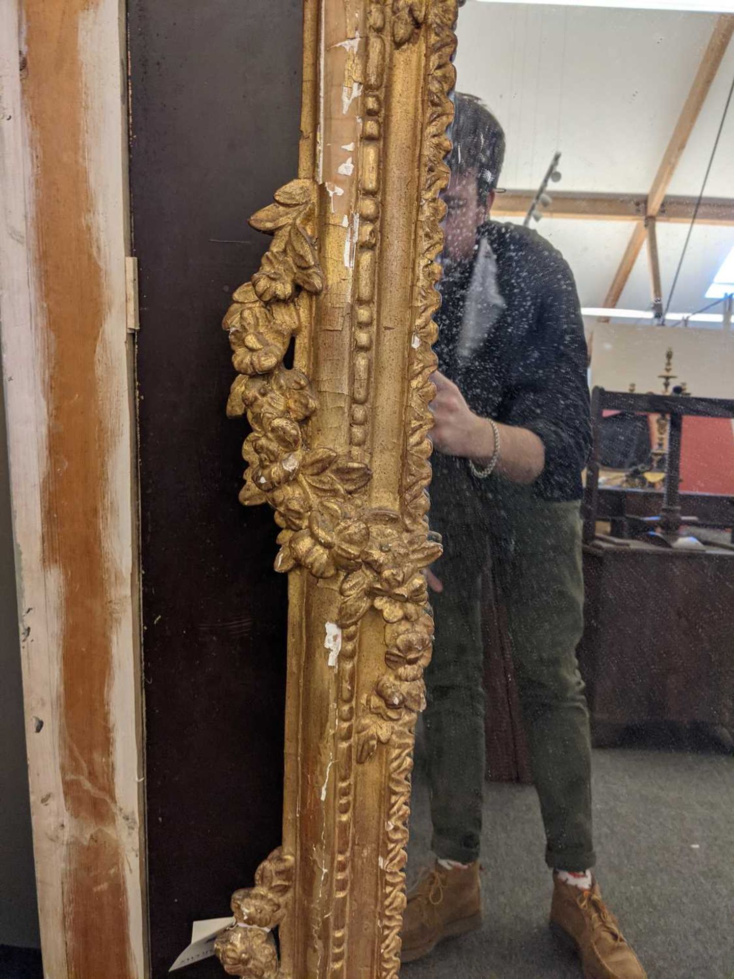 A large carved giltwood wall mirror - Image 10 of 22