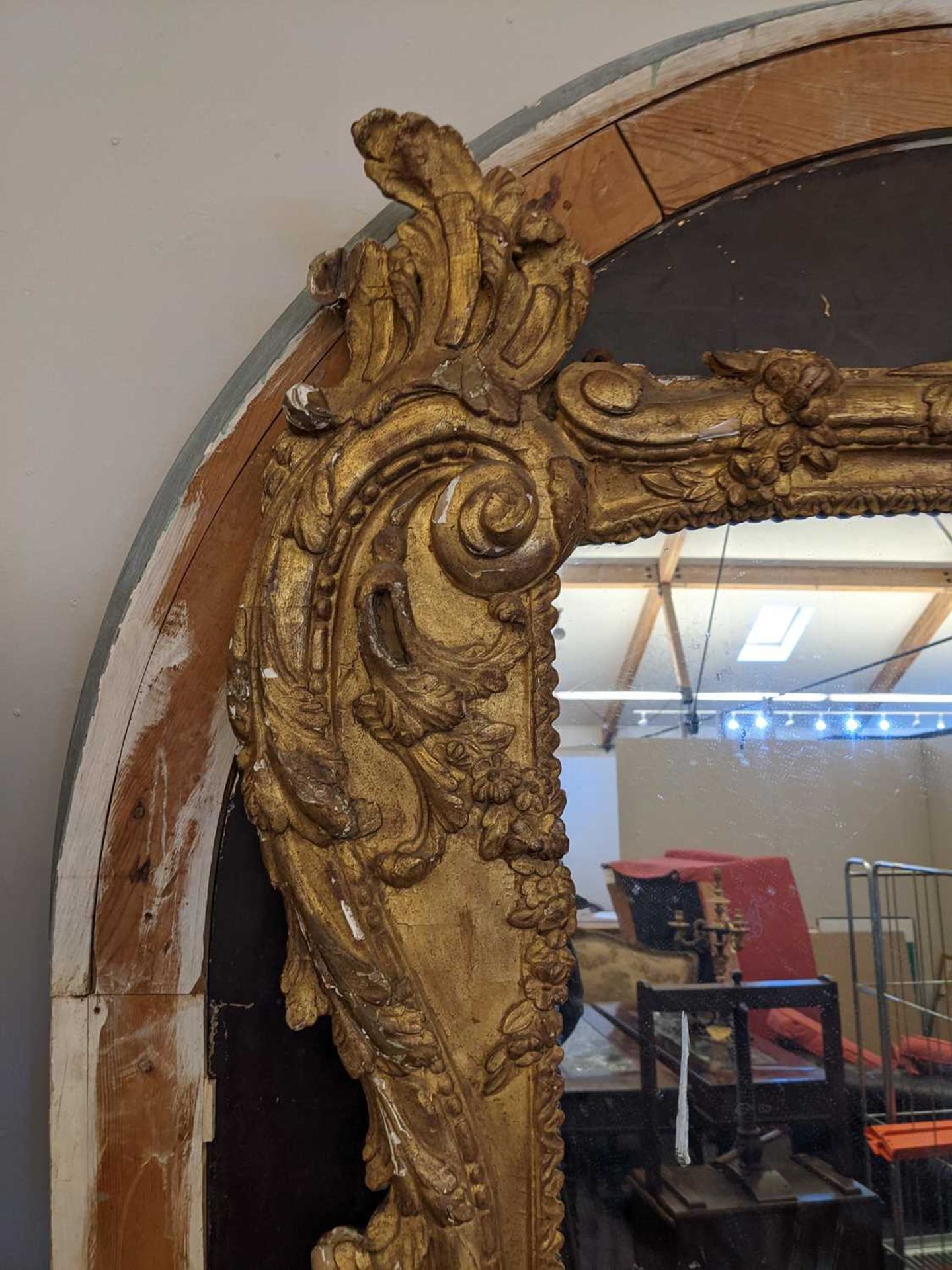 A large carved giltwood wall mirror - Image 9 of 22