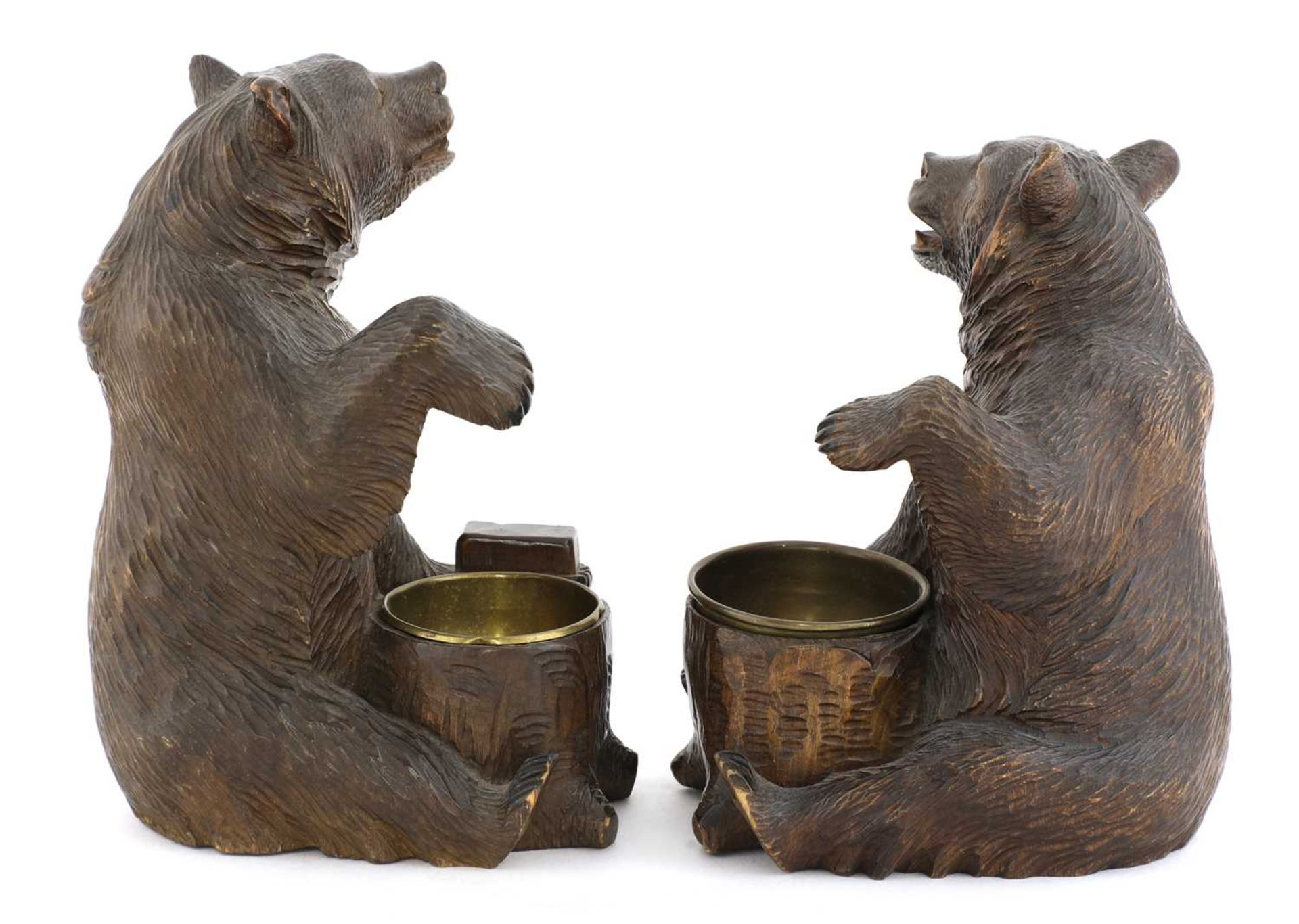 A near opposing pair of carved Black Forest bear ashtrays, - Bild 2 aus 3