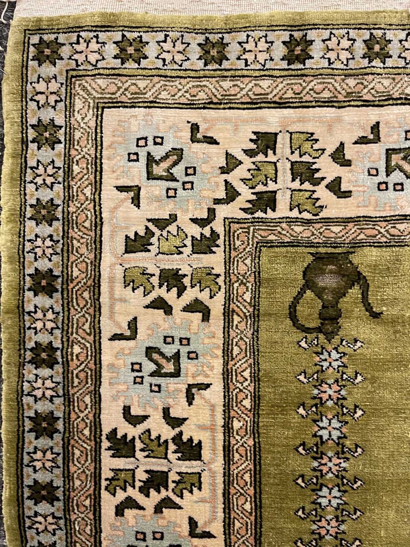 A small Turkish Hereke and gold-coloured metal rug, - Image 5 of 9