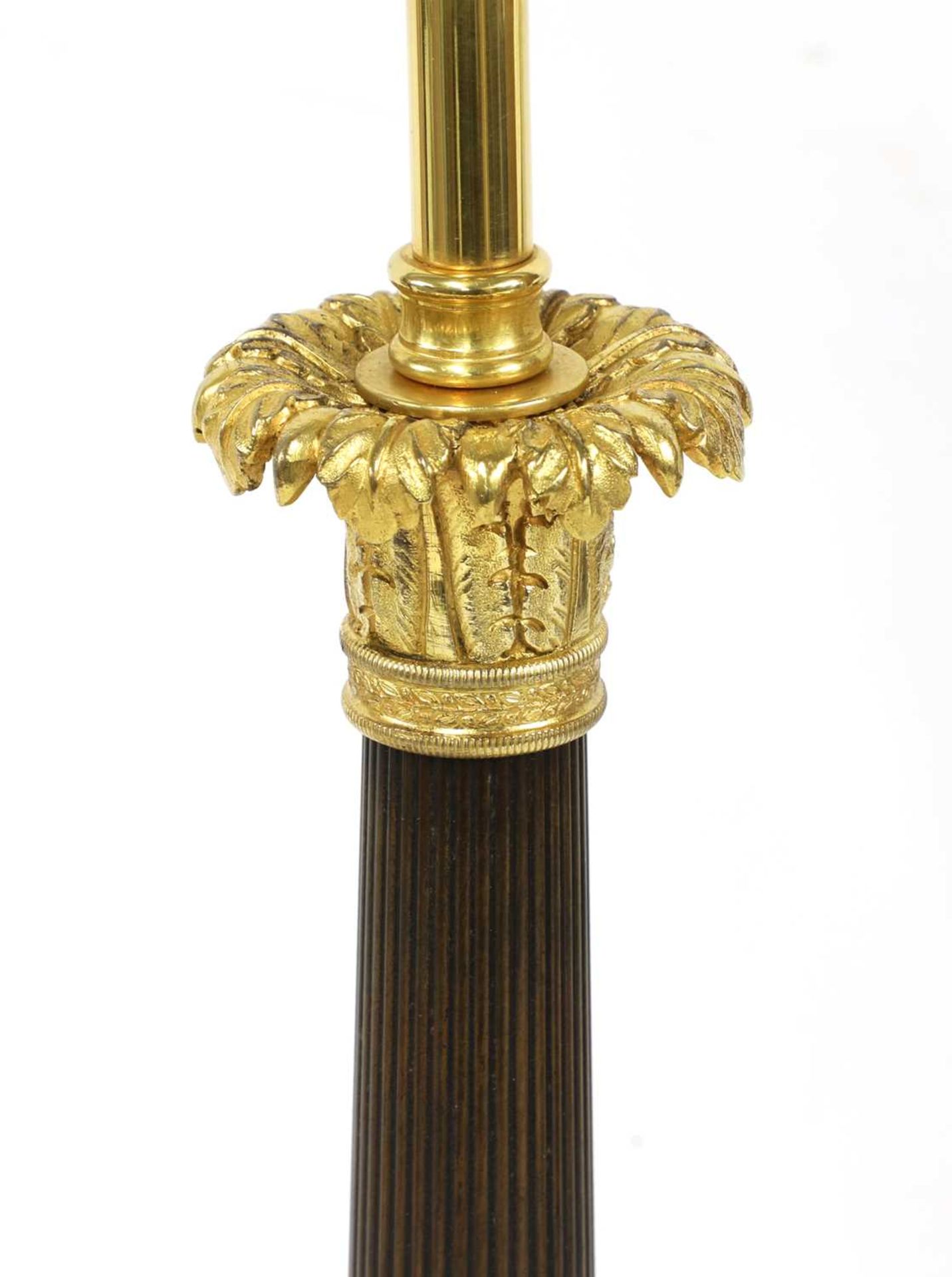 A pair of French Empire-style gilt-bronze and bronze table lamps, - Bild 2 aus 4