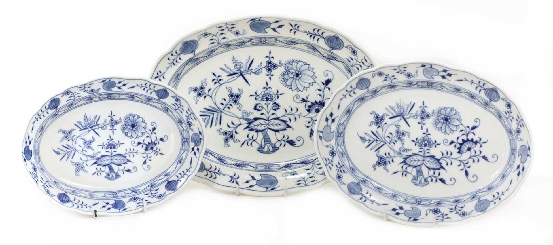 An extensive Meissen Onion pattern blue and white dinner and tea service, - Image 7 of 21