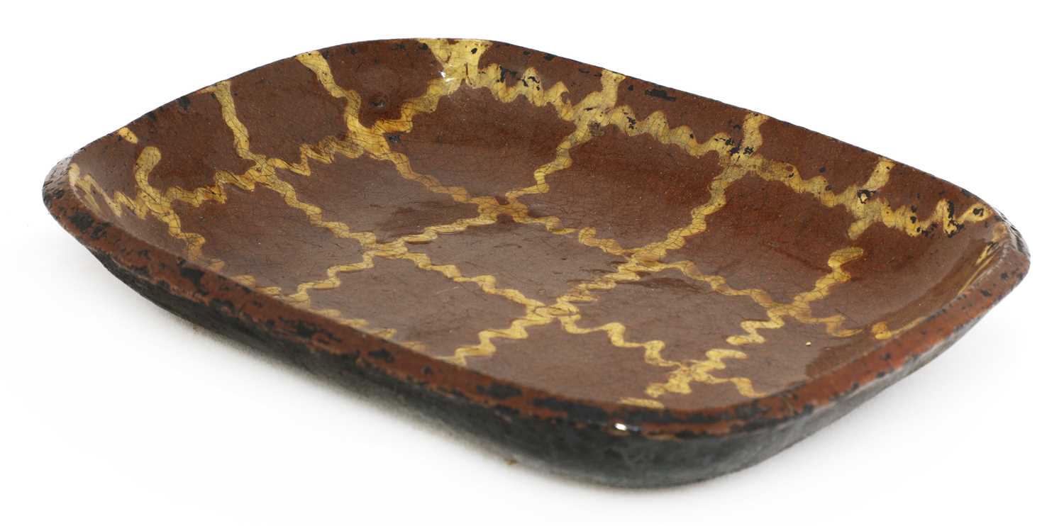 A Staffordshire pottery slipware baking dish, - Bild 2 aus 12