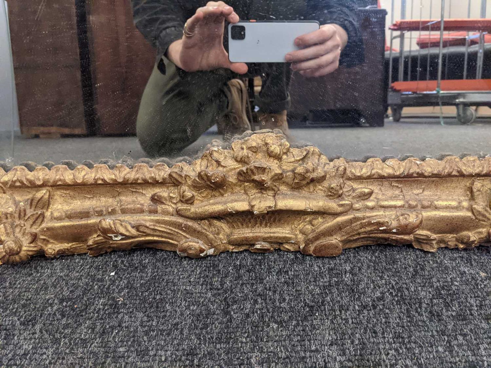 A large carved giltwood wall mirror - Image 16 of 22