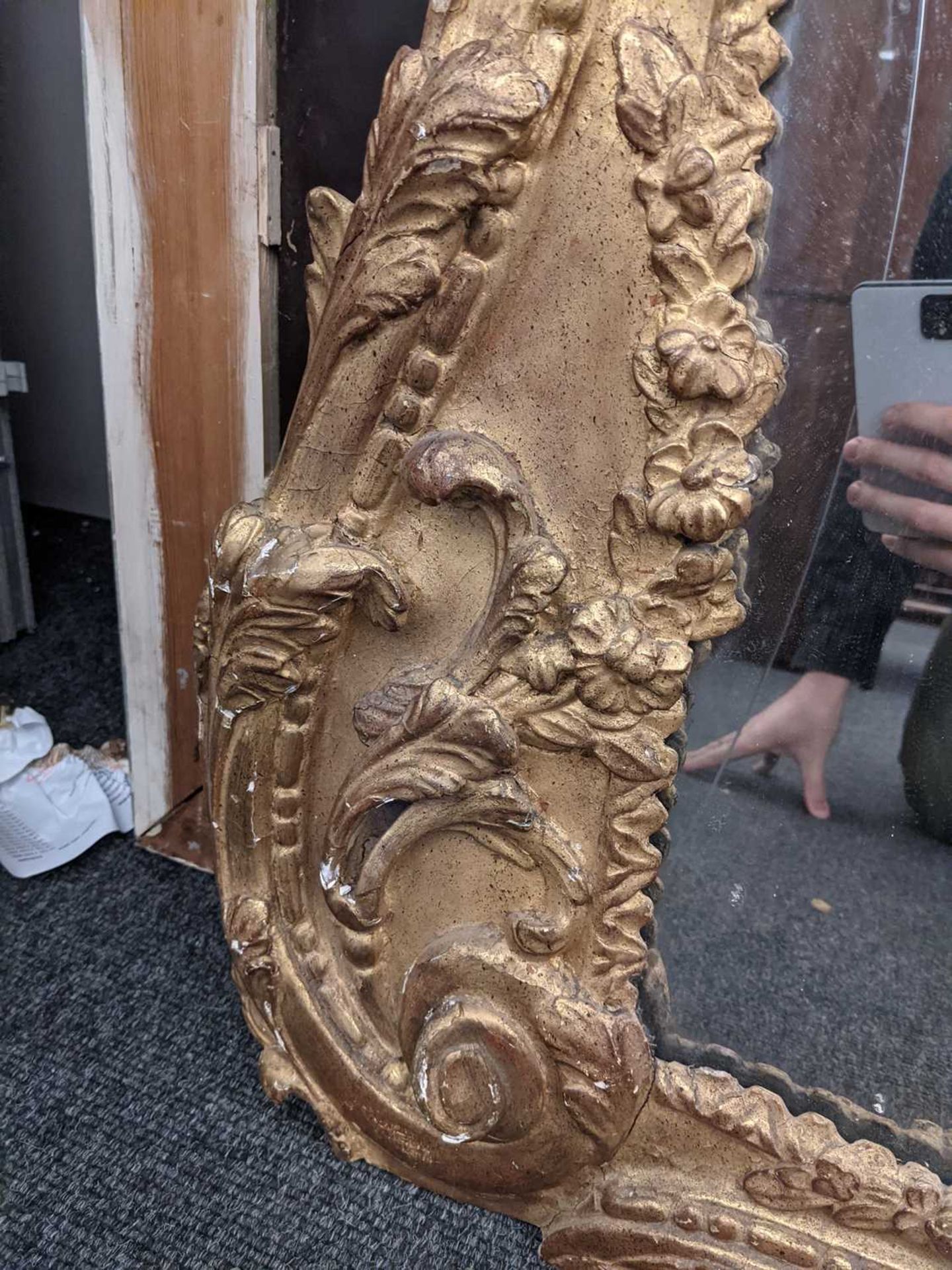A large carved giltwood wall mirror - Image 13 of 22