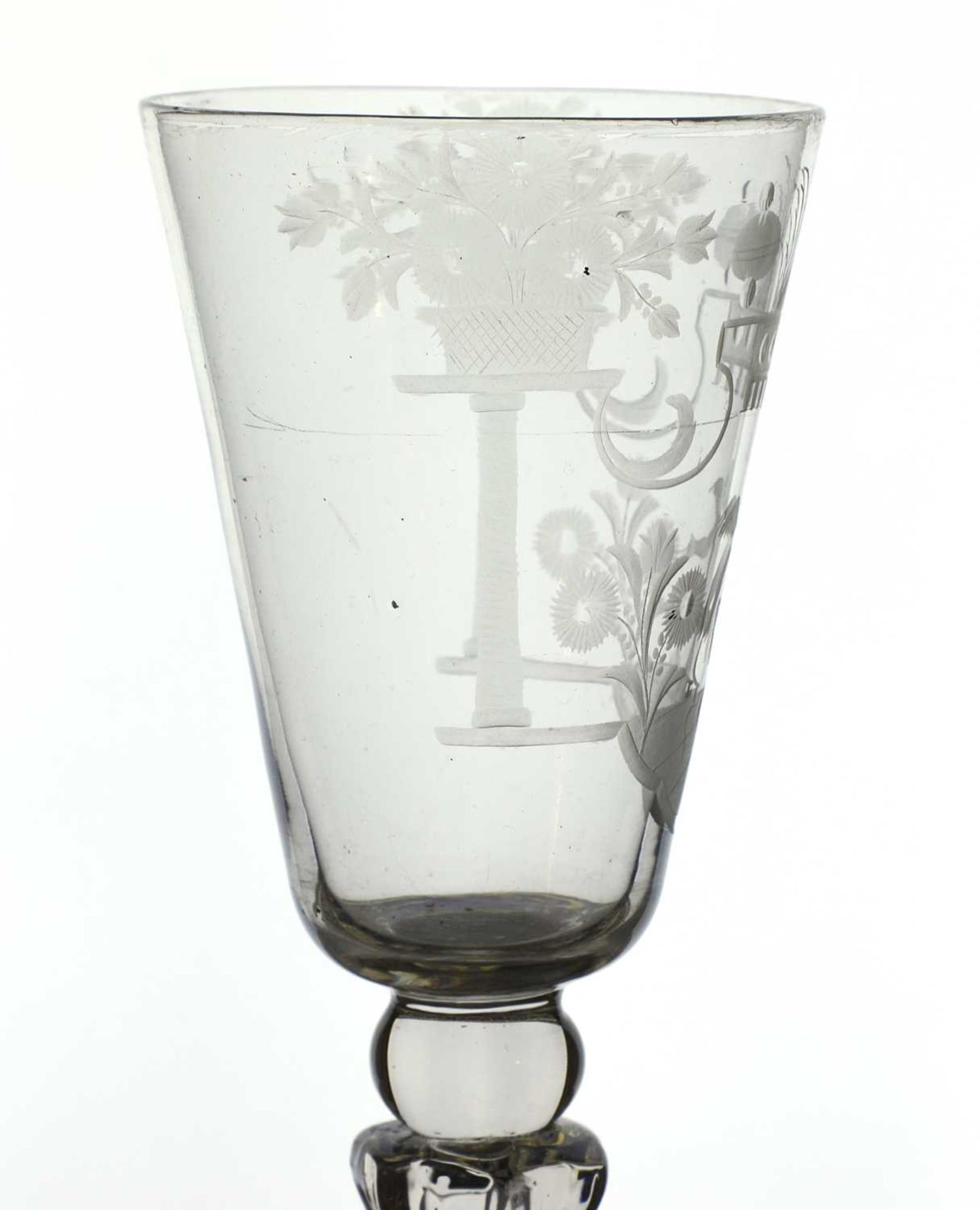 An engraved glass goblet, - Image 5 of 5