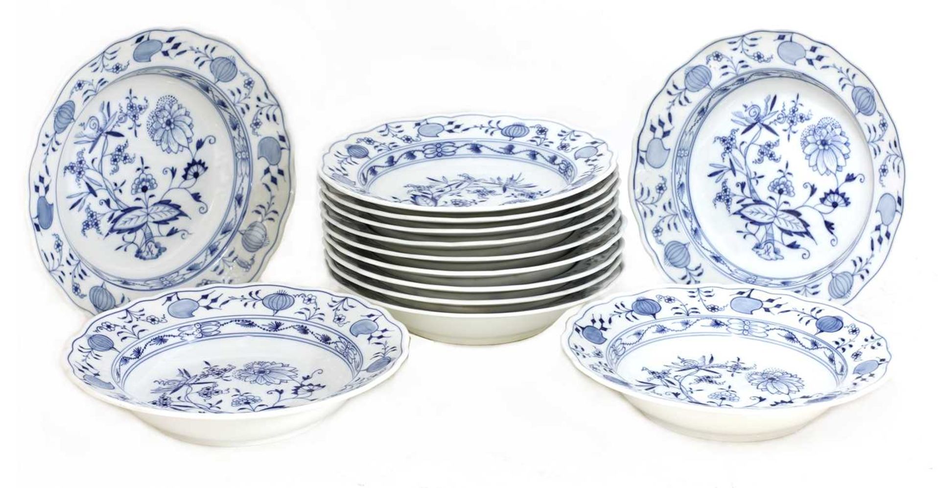 An extensive Meissen Onion pattern blue and white dinner and tea service, - Image 5 of 21