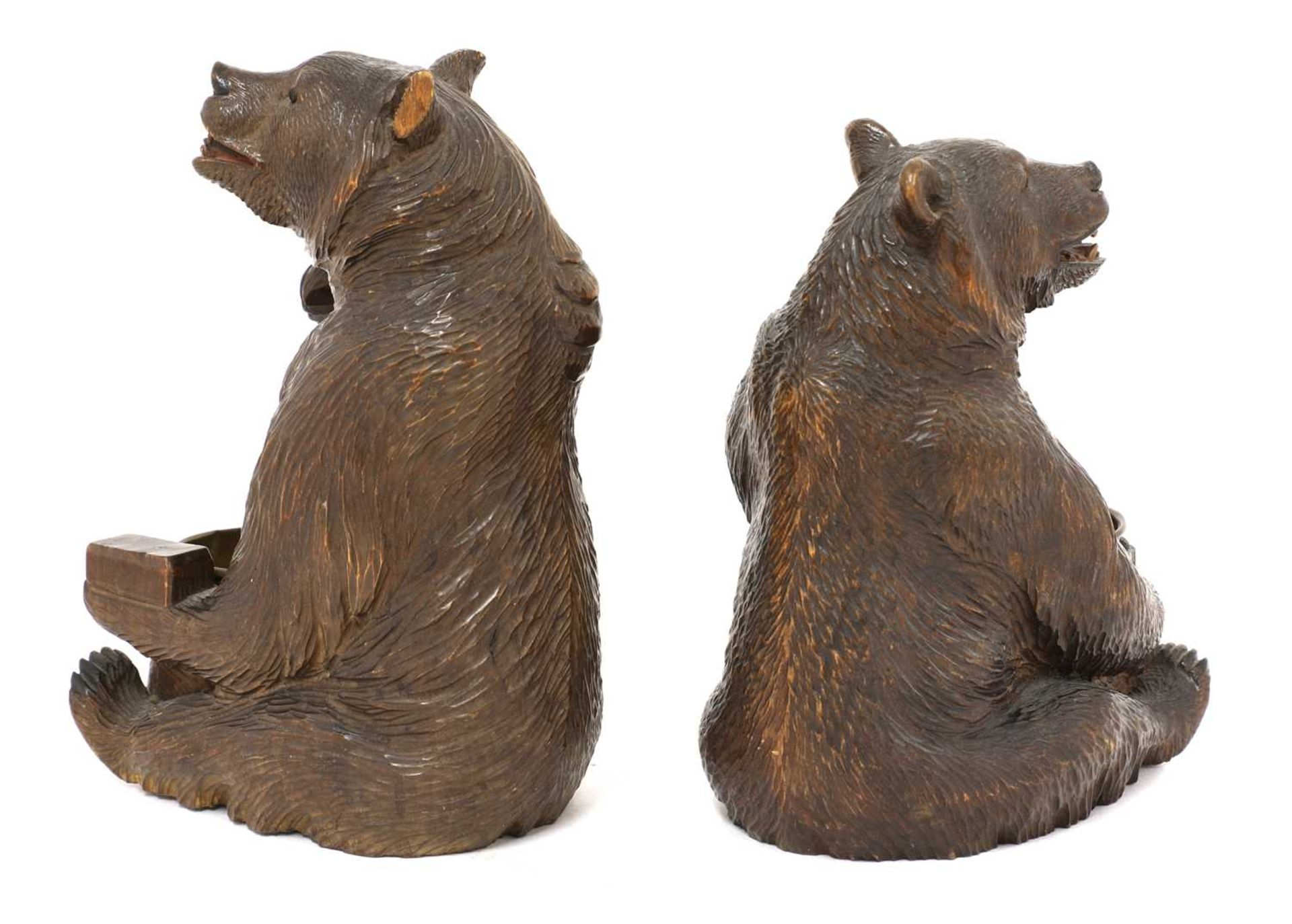 A near opposing pair of carved Black Forest bear ashtrays, - Bild 3 aus 3