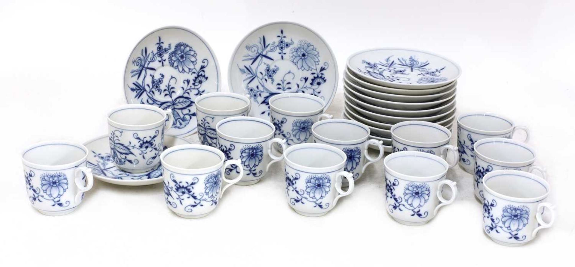 An extensive Meissen Onion pattern blue and white dinner and tea service, - Image 13 of 21