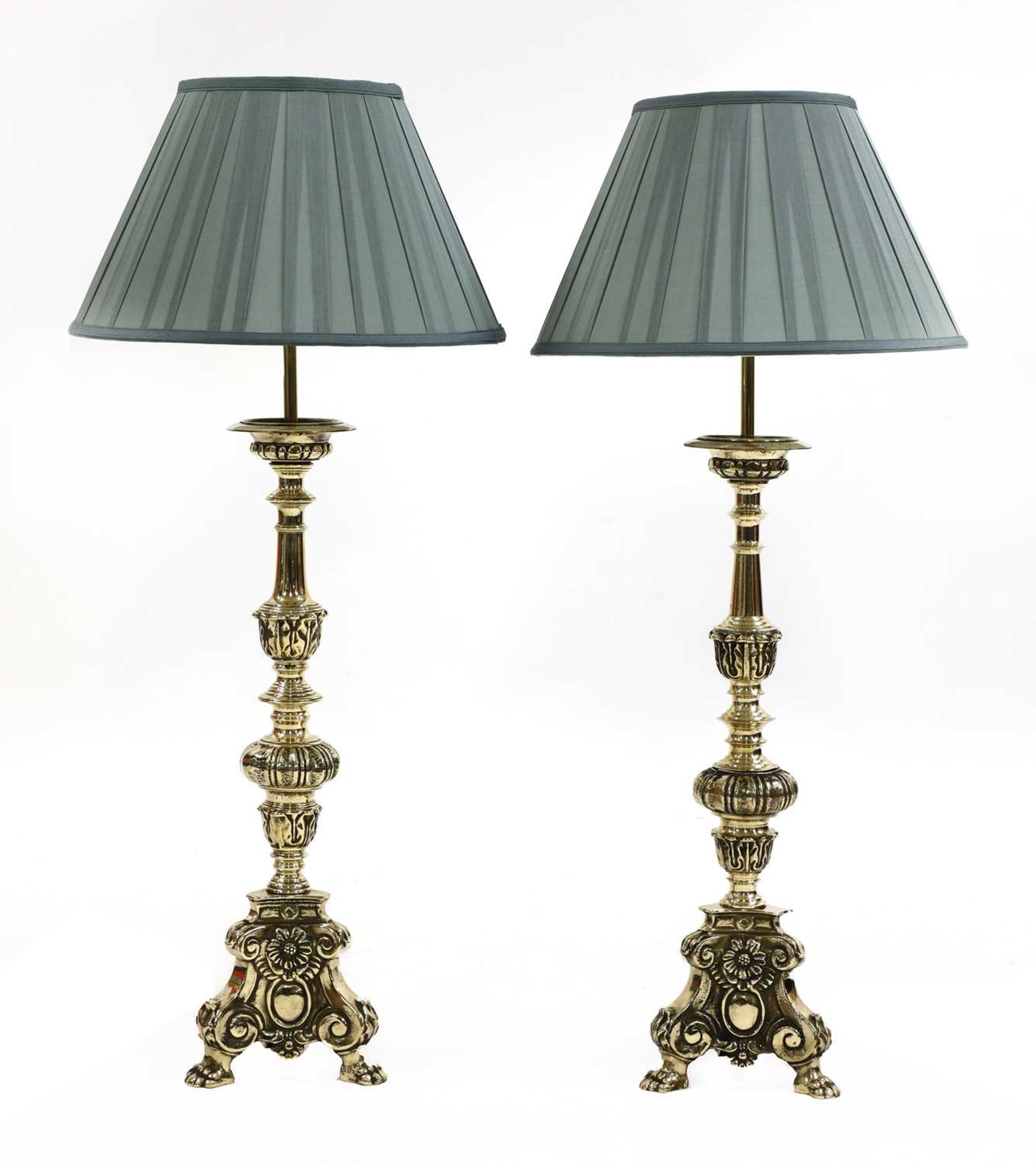 A matched pair of Dutch-style brass altar candlestick table lamps - Bild 2 aus 3