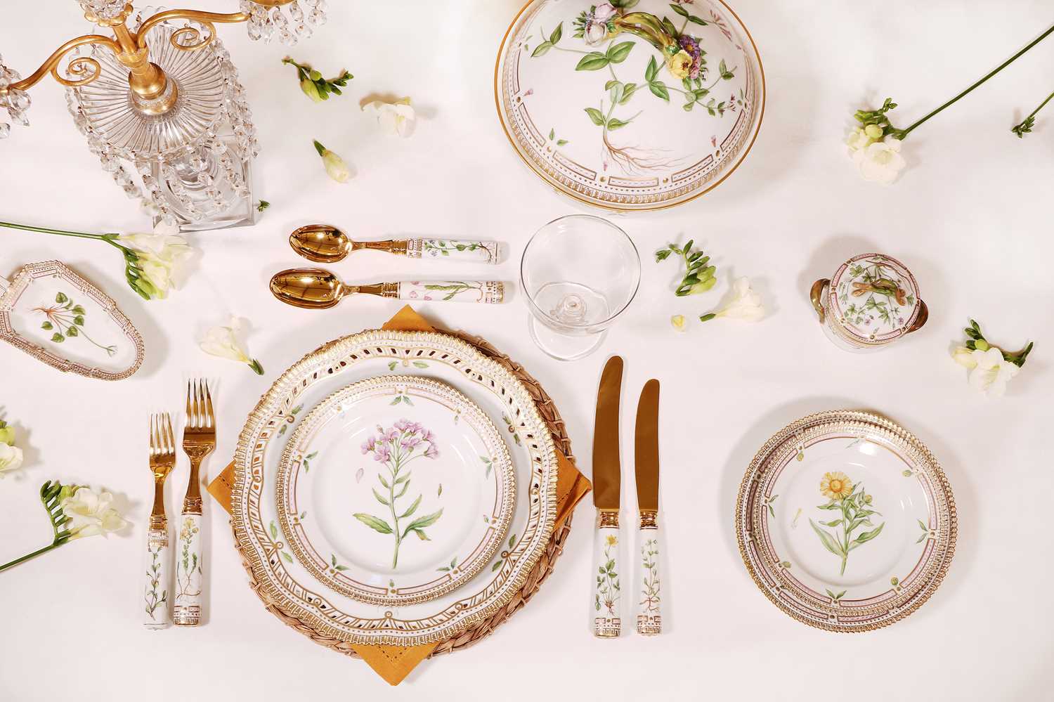 An extensive Royal Copenhagen 'Flora Danica' porcelain dinner service, - Bild 2 aus 139