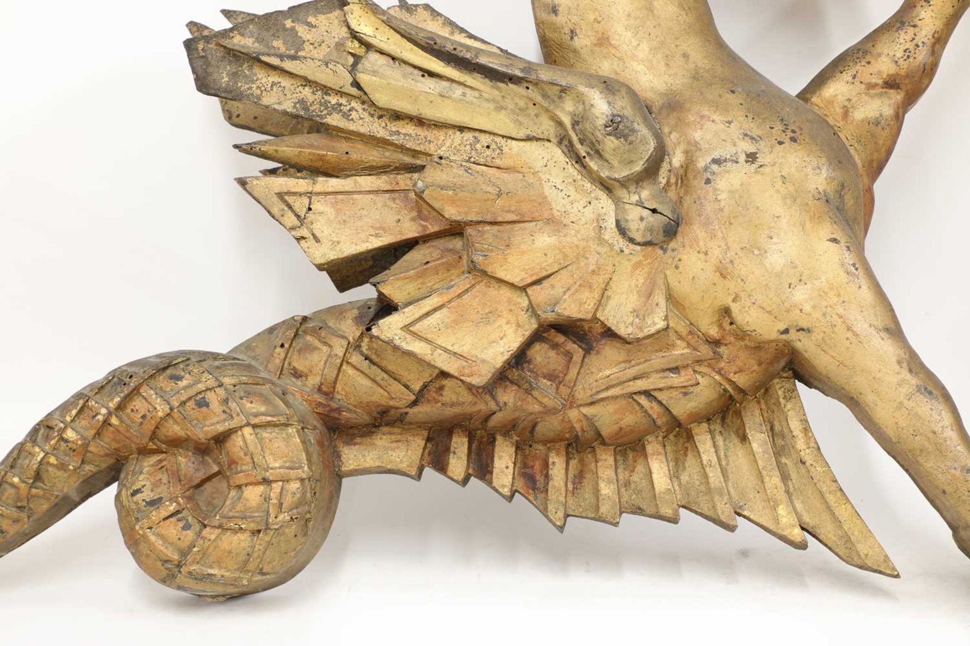 An opposing pair of carved giltwood dragon finials, - Bild 3 aus 45
