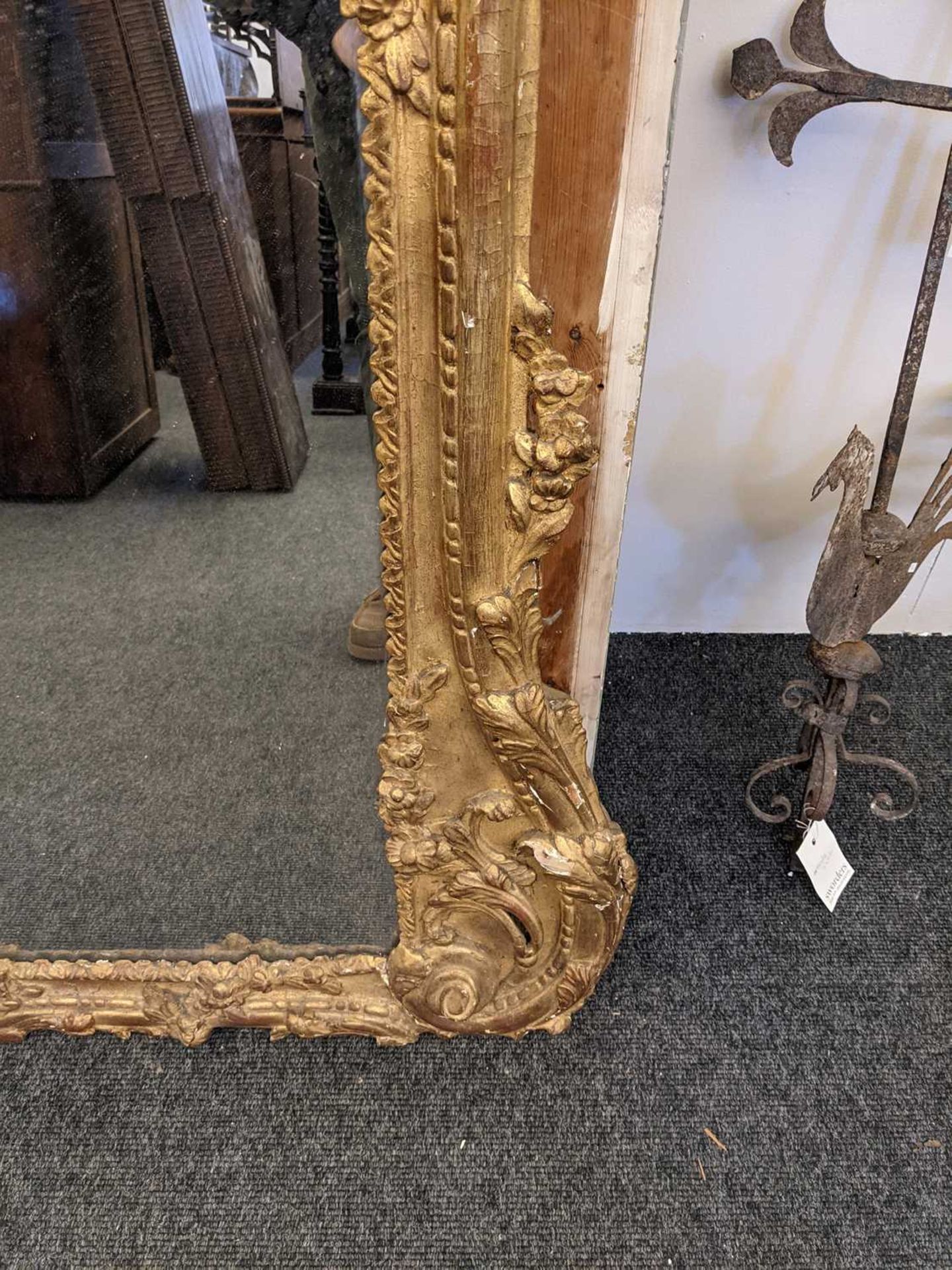 A large carved giltwood wall mirror - Image 19 of 22