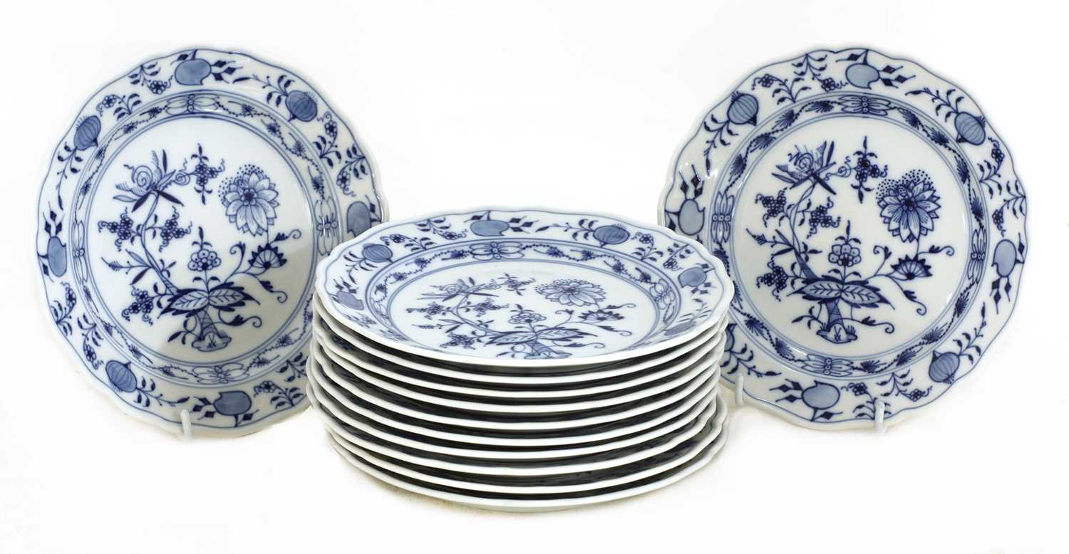 An extensive Meissen Onion pattern blue and white dinner and tea service, - Bild 9 aus 21