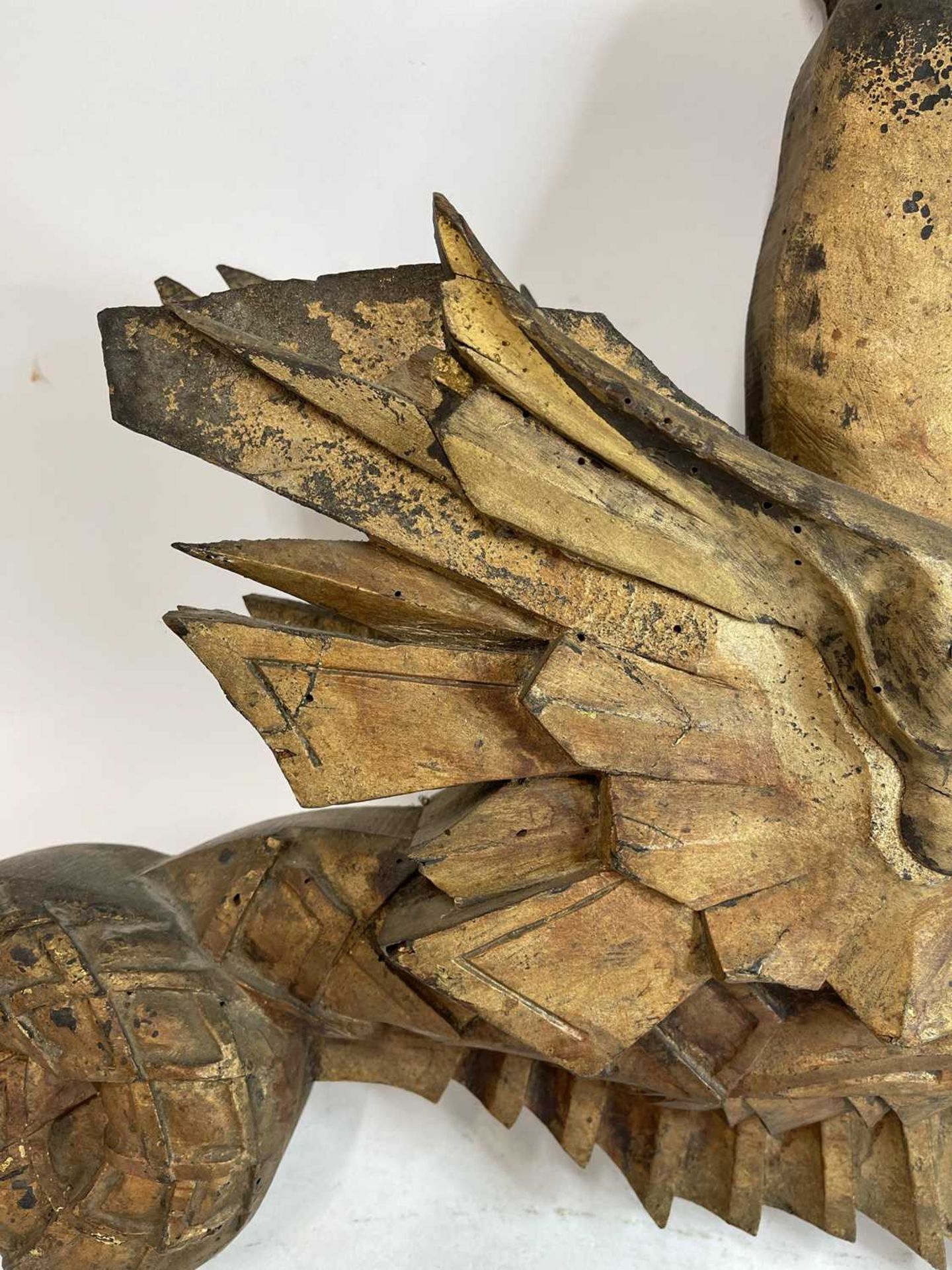 An opposing pair of carved giltwood dragon finials, - Bild 21 aus 45