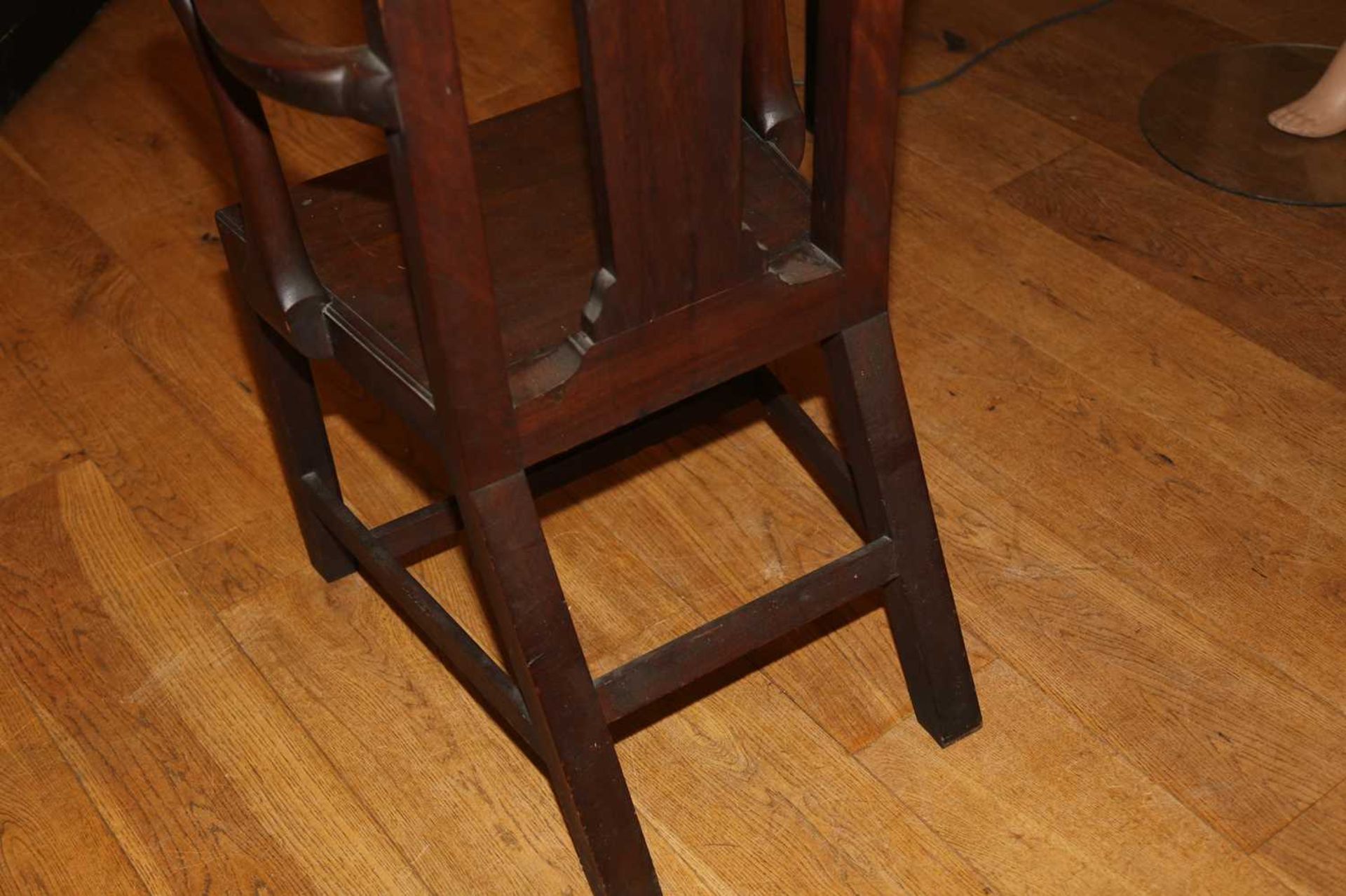 AN EXTRAORDINARY MAHOGANY ELBOW CHAIR, - Bild 6 aus 11