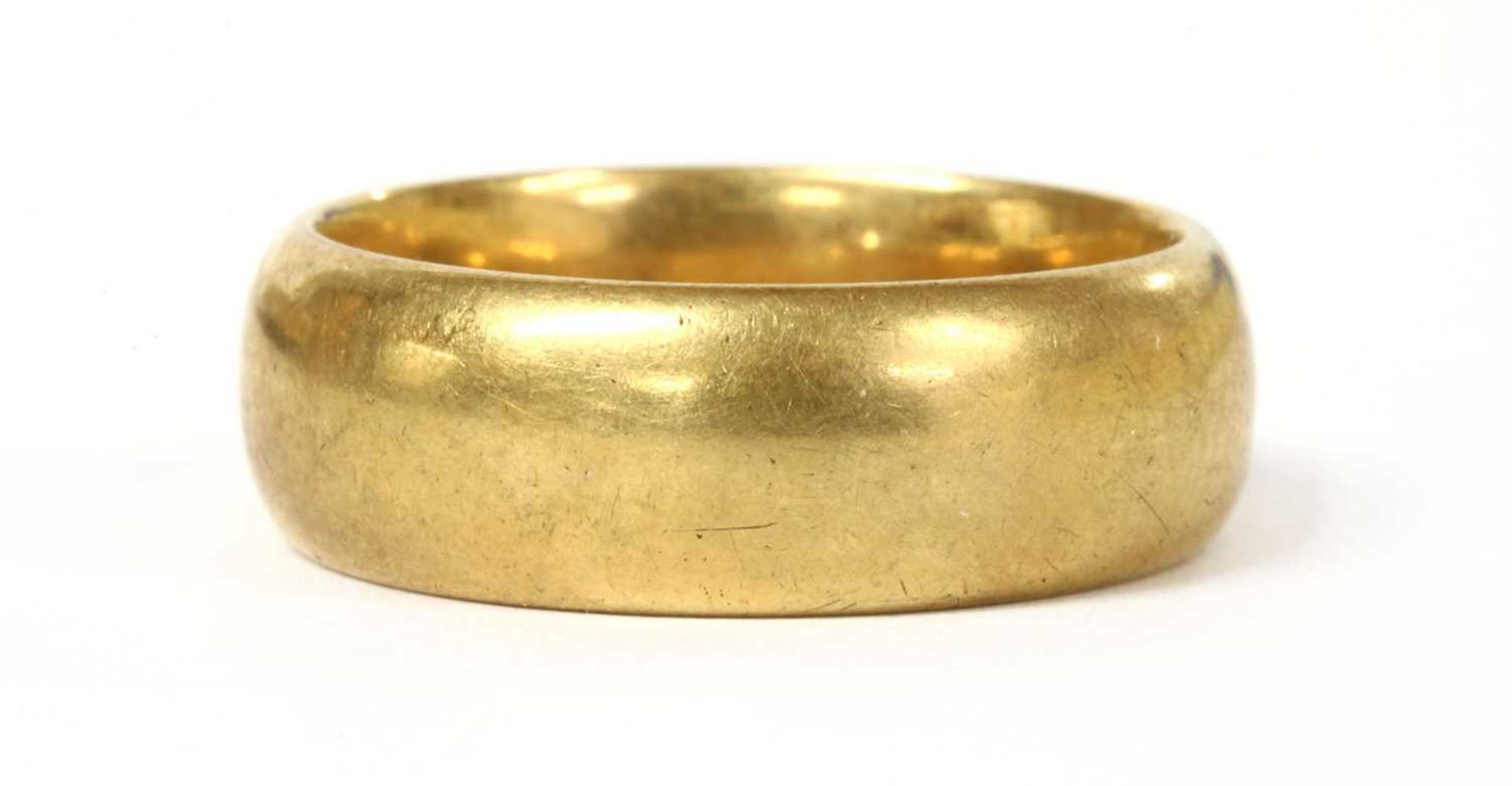 An 18ct gold light court section wedding ring,