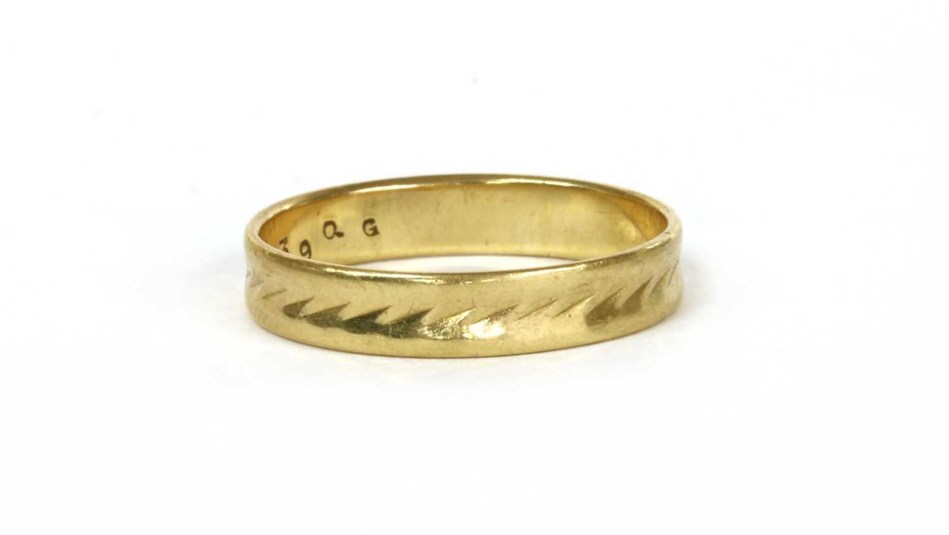 An 18ct gold flat section patterned wedding ring,