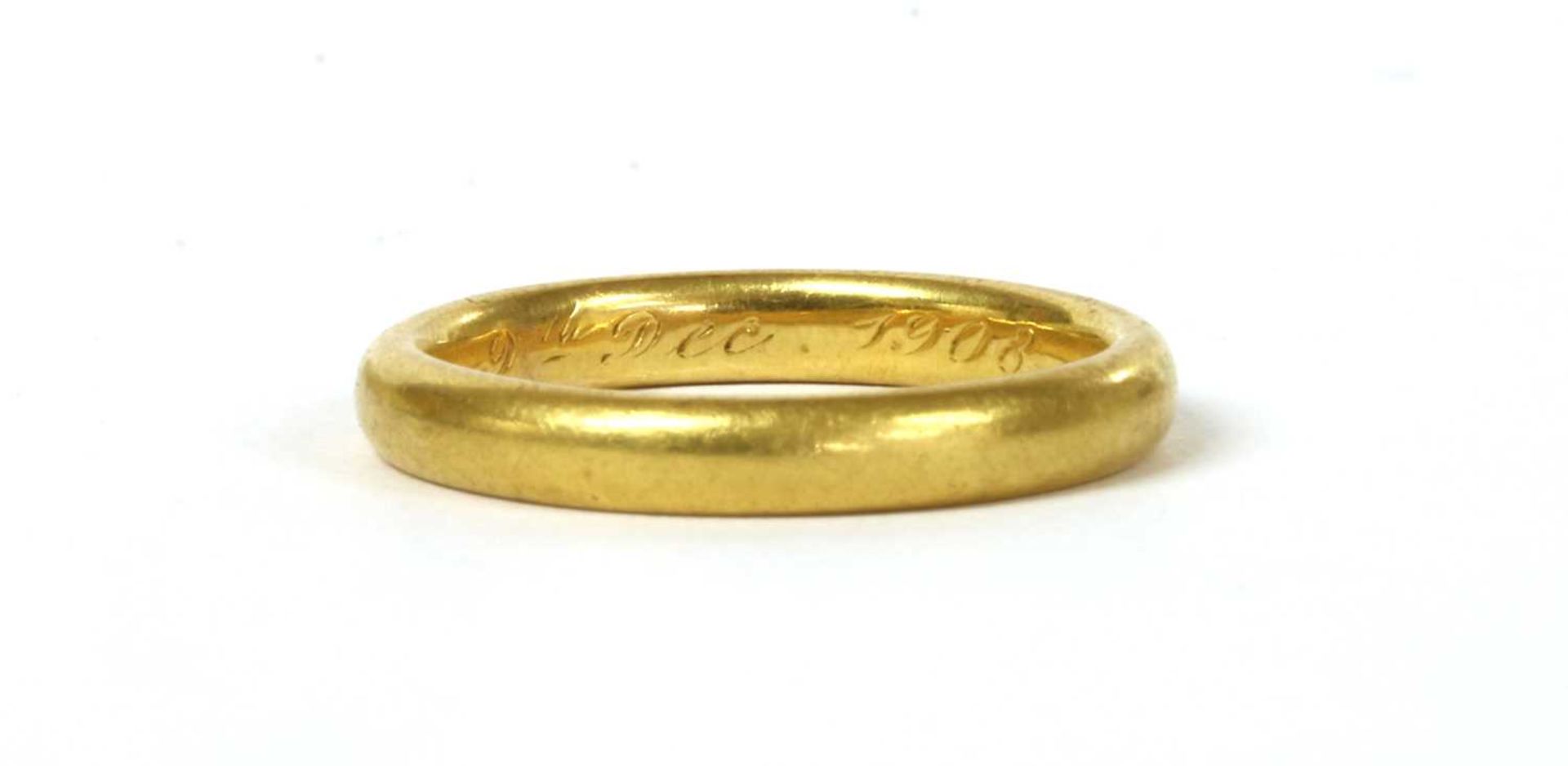 A gold light court section wedding ring,