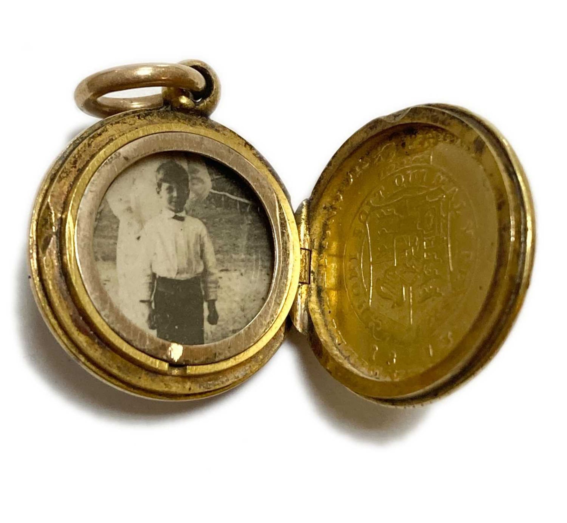 A gold chalcedony locket, - Image 3 of 6