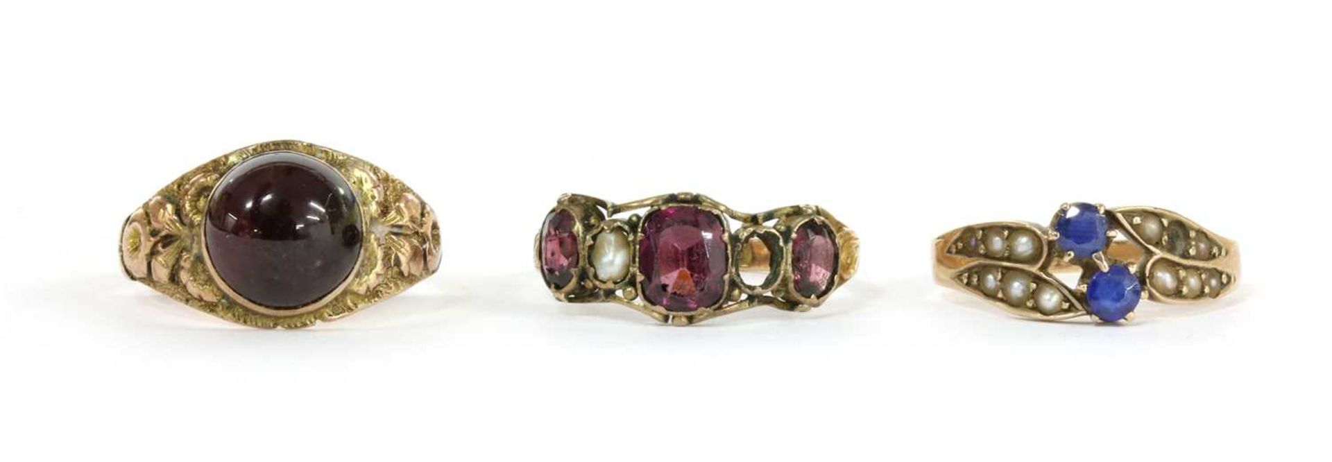 A 12ct gold garnet and split pearl ring,