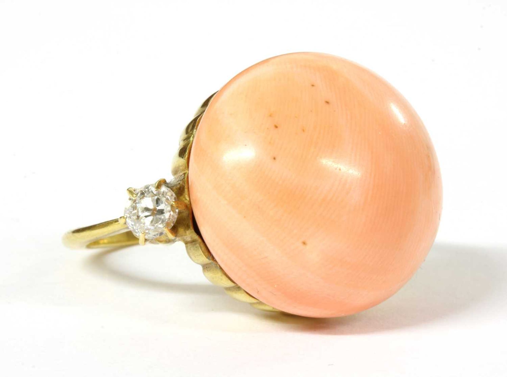 A gold coral and diamond ring, - Bild 3 aus 3