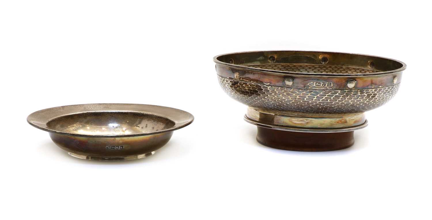 A footed silver bowl, - Image 2 of 4