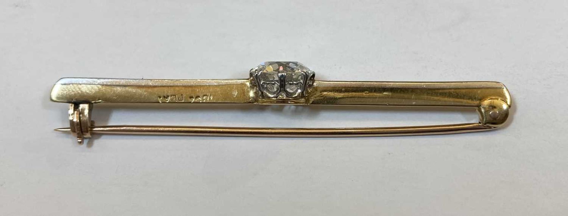 A gold and platinum single stone diamond bar brooch, - Bild 3 aus 5