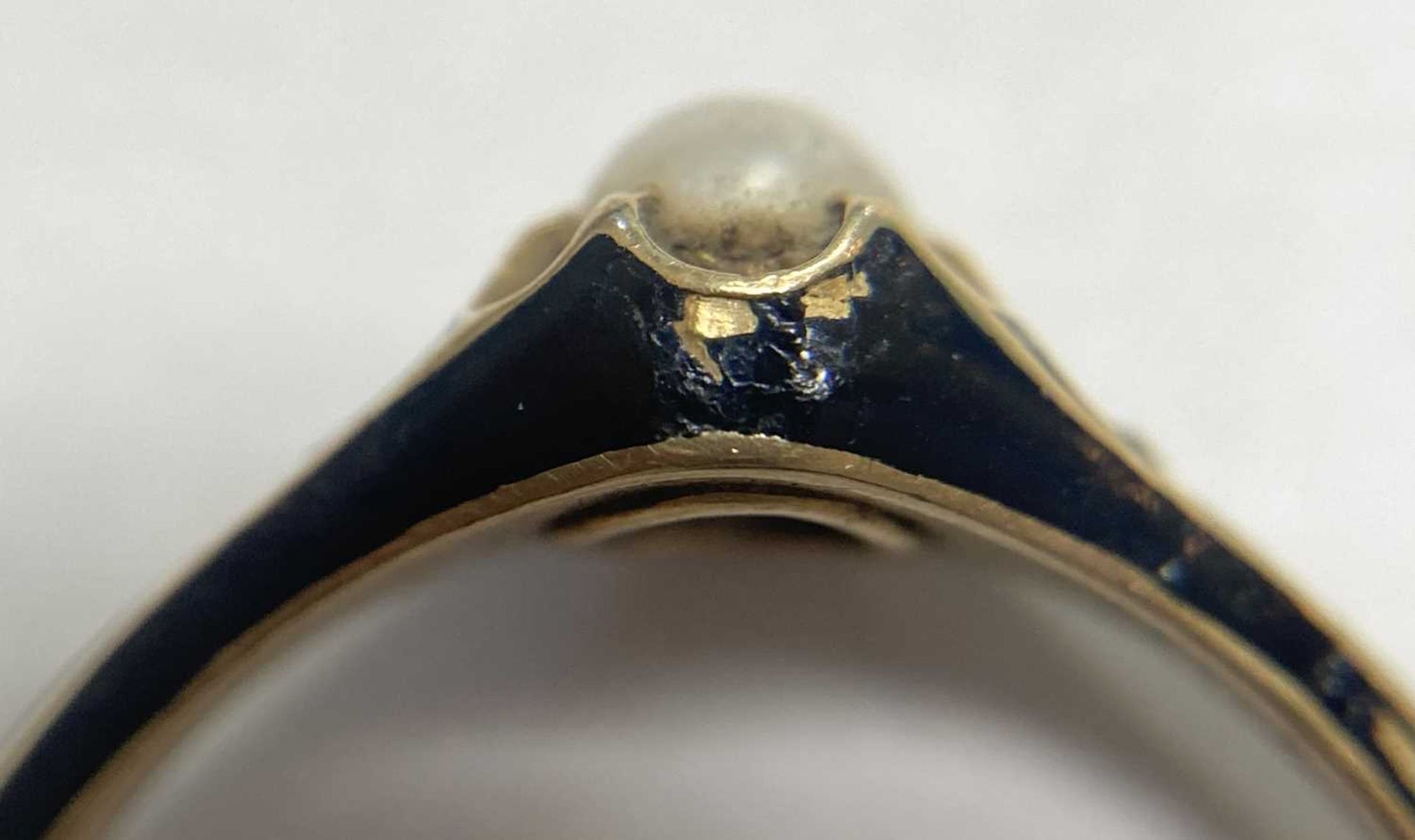 A Victorian gold enamel, split pearl and diamond memorial ring, - Bild 9 aus 9