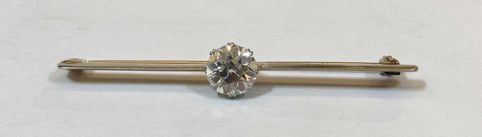 A gold and platinum single stone diamond bar brooch, - Bild 5 aus 5