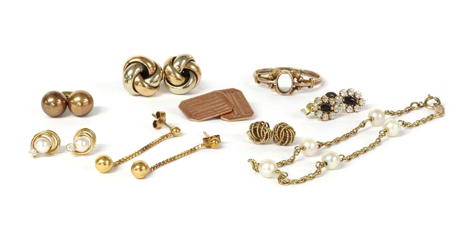 A quantity of gold jewellery,