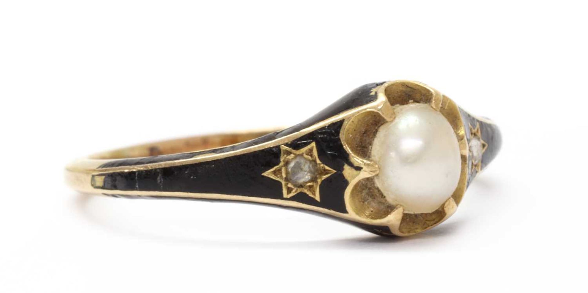 A Victorian gold enamel, split pearl and diamond memorial ring, - Bild 2 aus 9