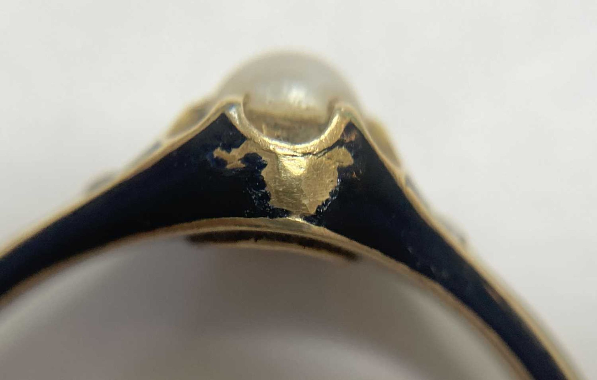 A Victorian gold enamel, split pearl and diamond memorial ring, - Bild 7 aus 9