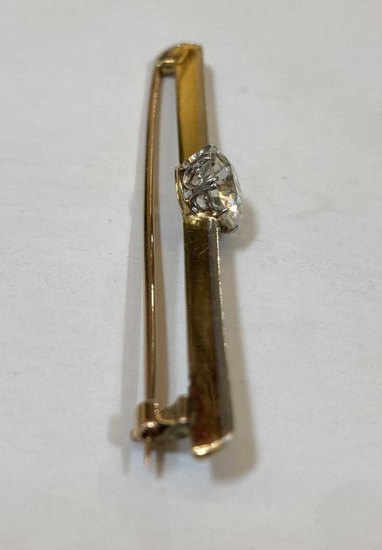 A gold and platinum single stone diamond bar brooch, - Bild 4 aus 5