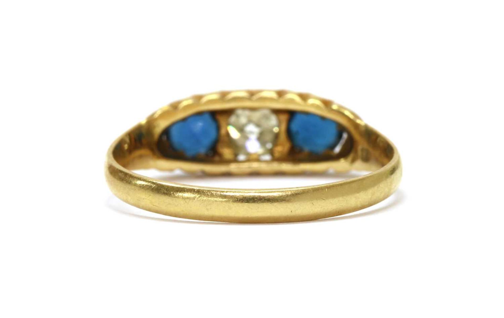 An Edwardian gold diamond and sapphire three stone ring, - Bild 2 aus 3