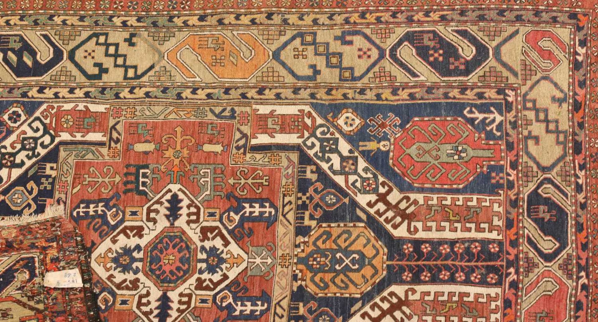 A large kilim rug - Image 3 of 10