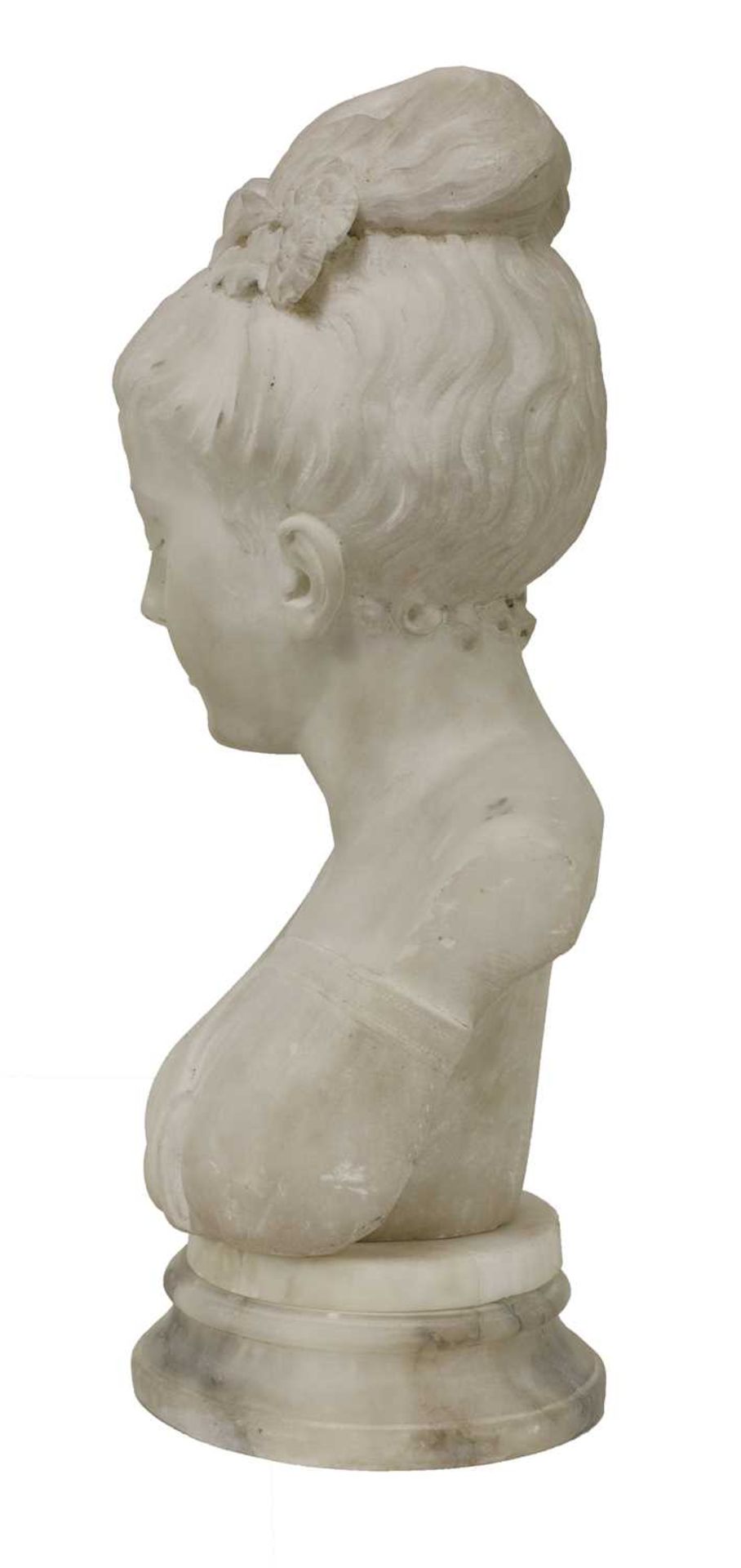 A marble bust of a young girl, - Bild 3 aus 4