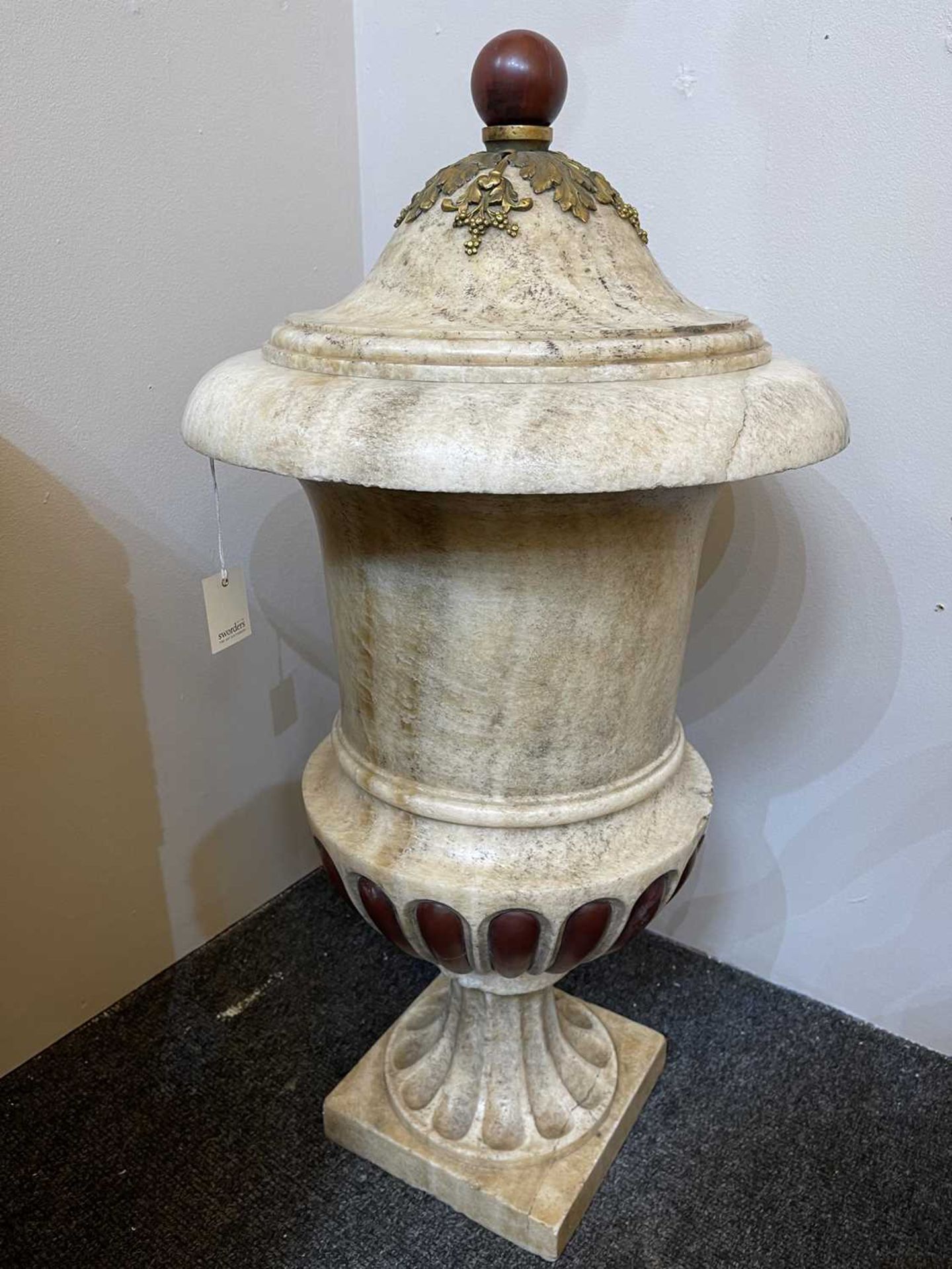 A pair of impressive alabaster Medici urns - Image 22 of 32