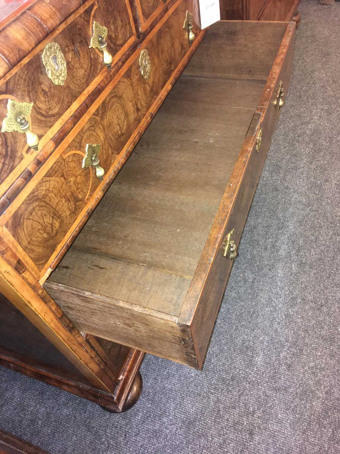 A William and Mary oyster veneered laburnum and fruitwood inlaid chest of drawers - Image 25 of 85